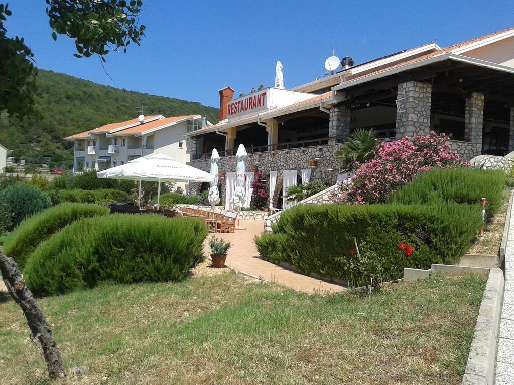 Hotel Zlatni Lav Martinscica  Exterior photo